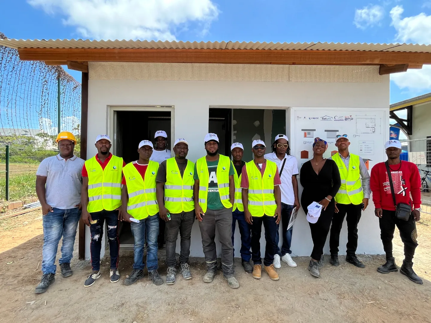 Équipe inclusive sur un chantier guyanais