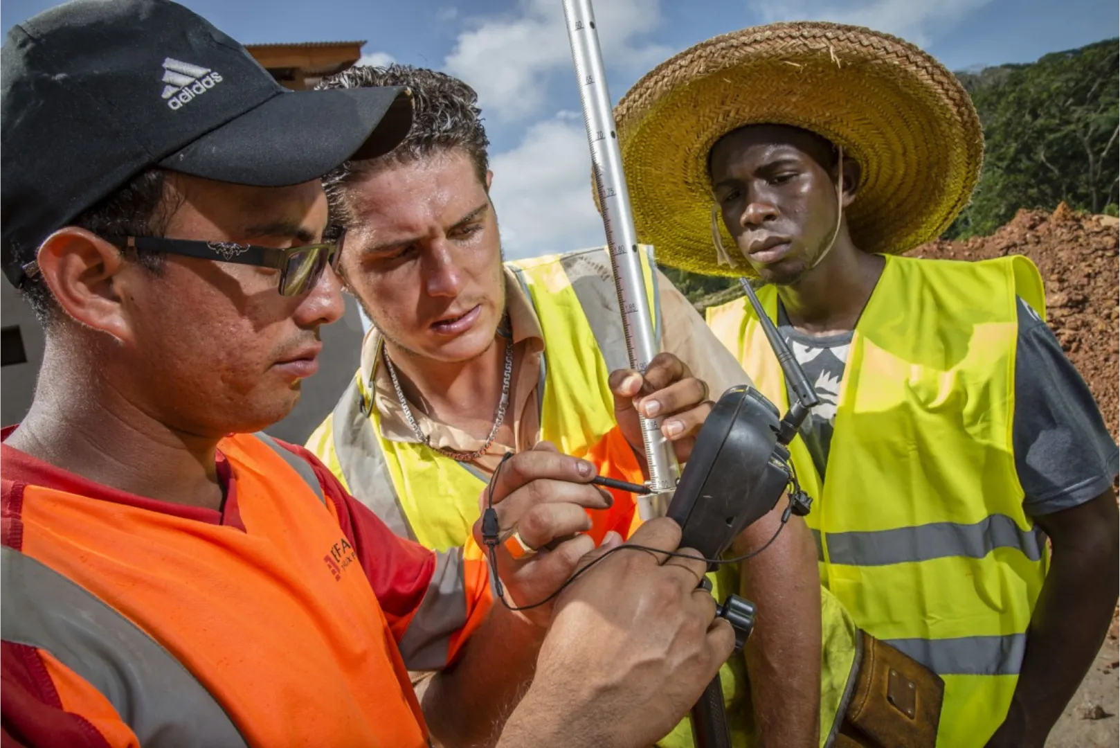 Équipe métiers techniques BTP avec instruments de mesure